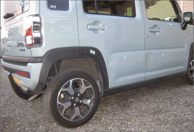 修理中の車の画像