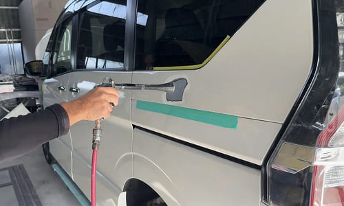 修理中の車の画像