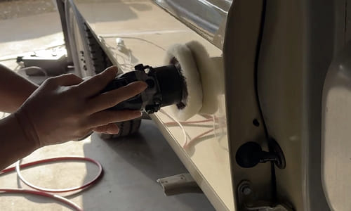 修理中の車の画像